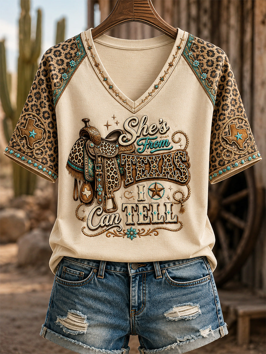 Camiseta casual con cuello en V y estampado «Ella es de Texas, se nota» para mujer