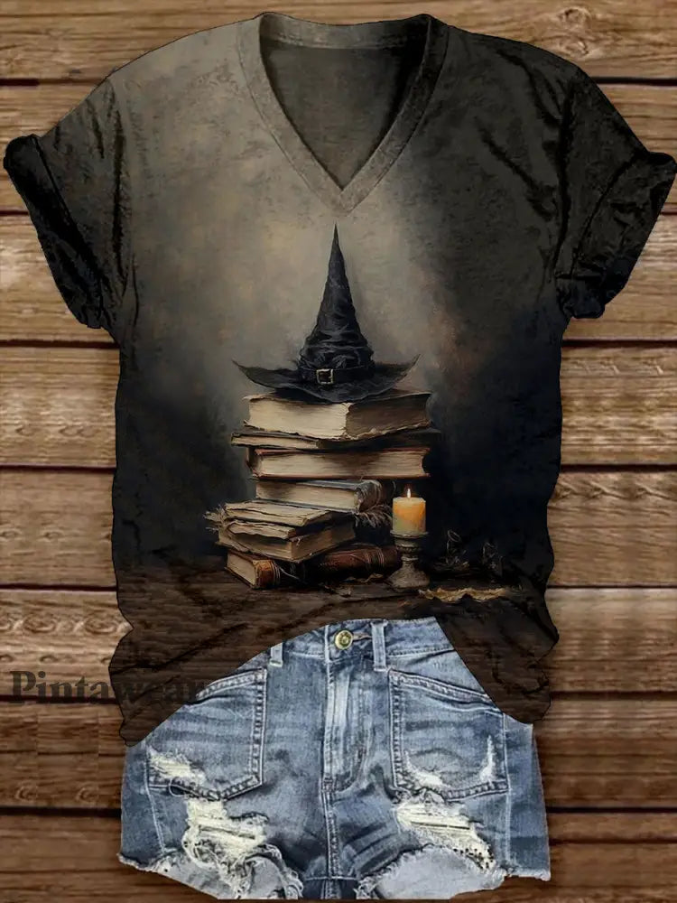 Camiseta con estampado de arte de libro de magia de bruja y cuello en V Black-Brown / S