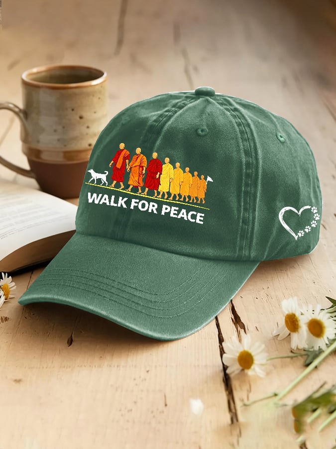 Paseo por los monjes de la paz con el sombrero del perro de Aloka