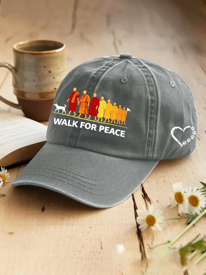 Paseo por los monjes de la paz con el sombrero del perro de Aloka