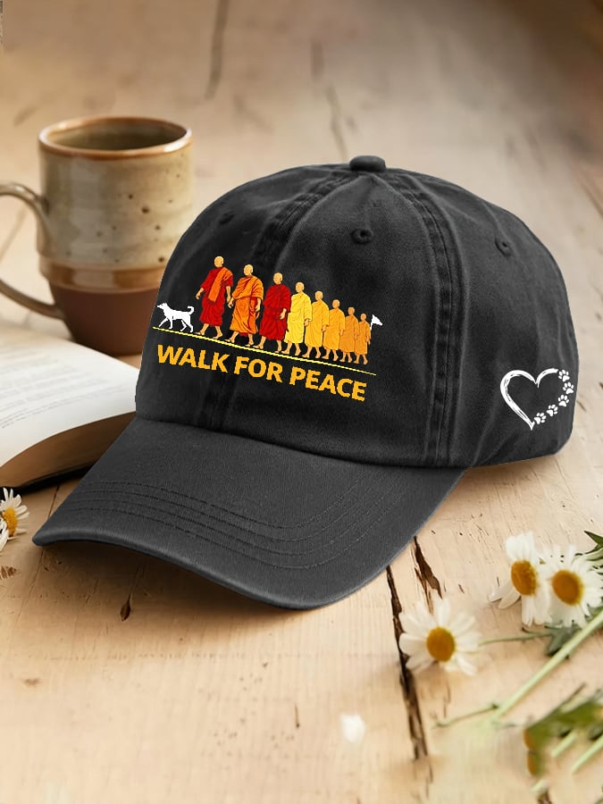 Paseo por los monjes de la paz con el sombrero del perro de Aloka