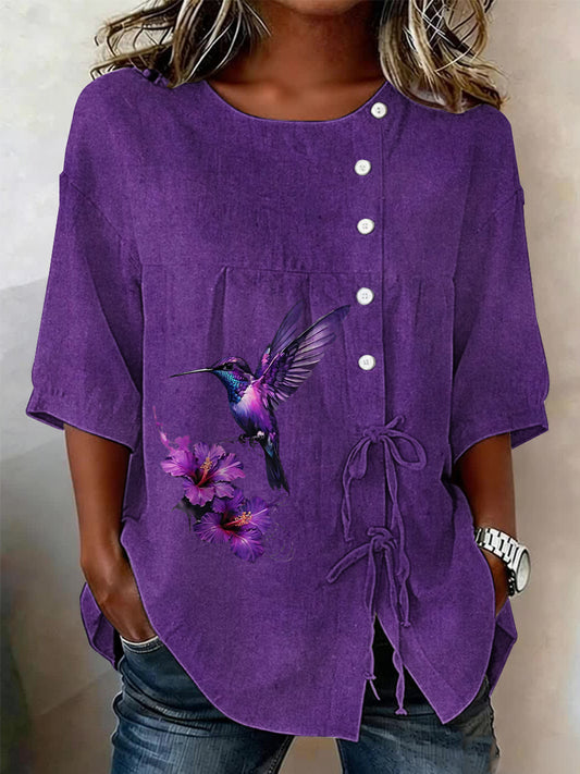 Las plantas y las flores de las mujeres abotonaron y camisa de lino de la mezcla