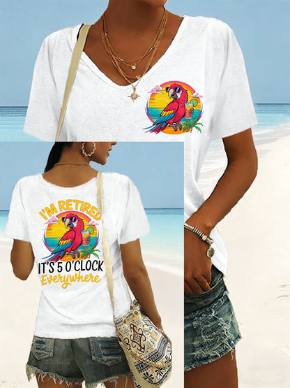 Camiseta casual con cuello en V y estampado de loro para mujeres con el mensaje «Estoy jubilada, son las 5 en todas partes»