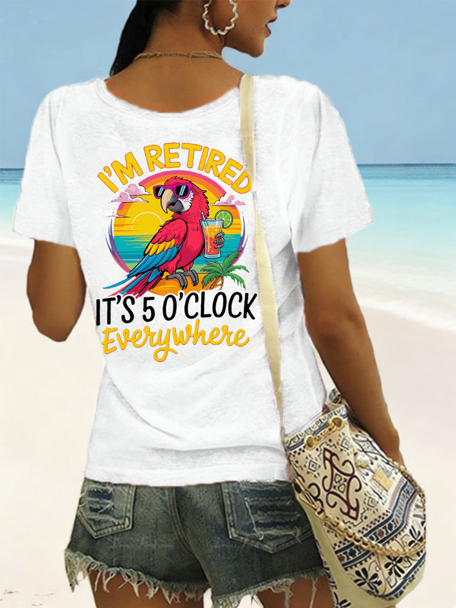 Camiseta casual con cuello en V y estampado de loro para mujeres con el mensaje «Estoy jubilada, son las 5 en todas partes»