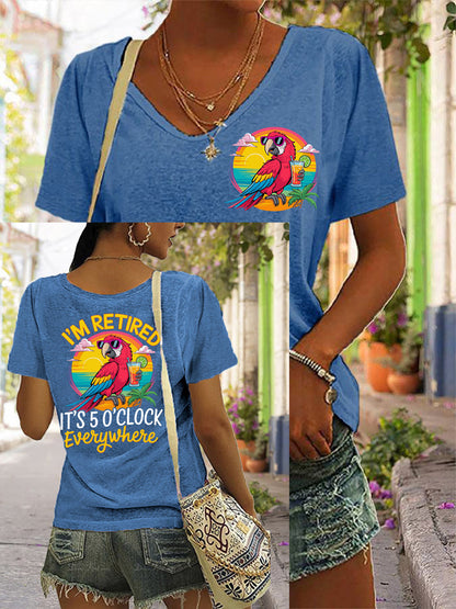 Camiseta casual con cuello en V y estampado de loro para mujeres con el mensaje «Estoy jubilada, son las 5 en todas partes»