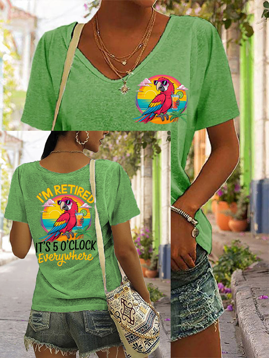 Camiseta casual con cuello en V y estampado de loro para mujeres con el mensaje «Estoy jubilada, son las 5 en todas partes»