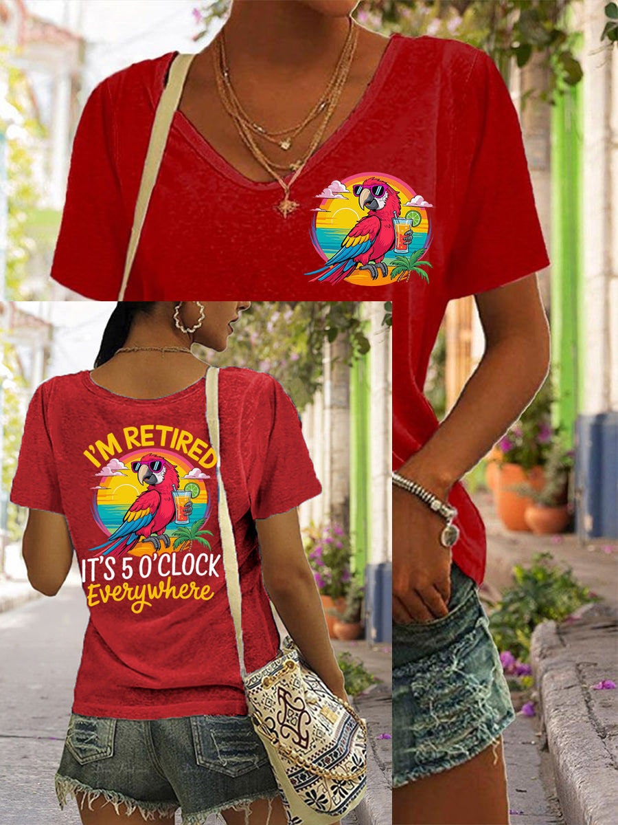 Camiseta casual con cuello en V y estampado de loro para mujeres con el mensaje «Estoy jubilada, son las 5 en todas partes»