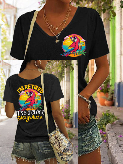 Camiseta casual con cuello en V y estampado de loro para mujeres con el mensaje «Estoy jubilada, son las 5 en todas partes»