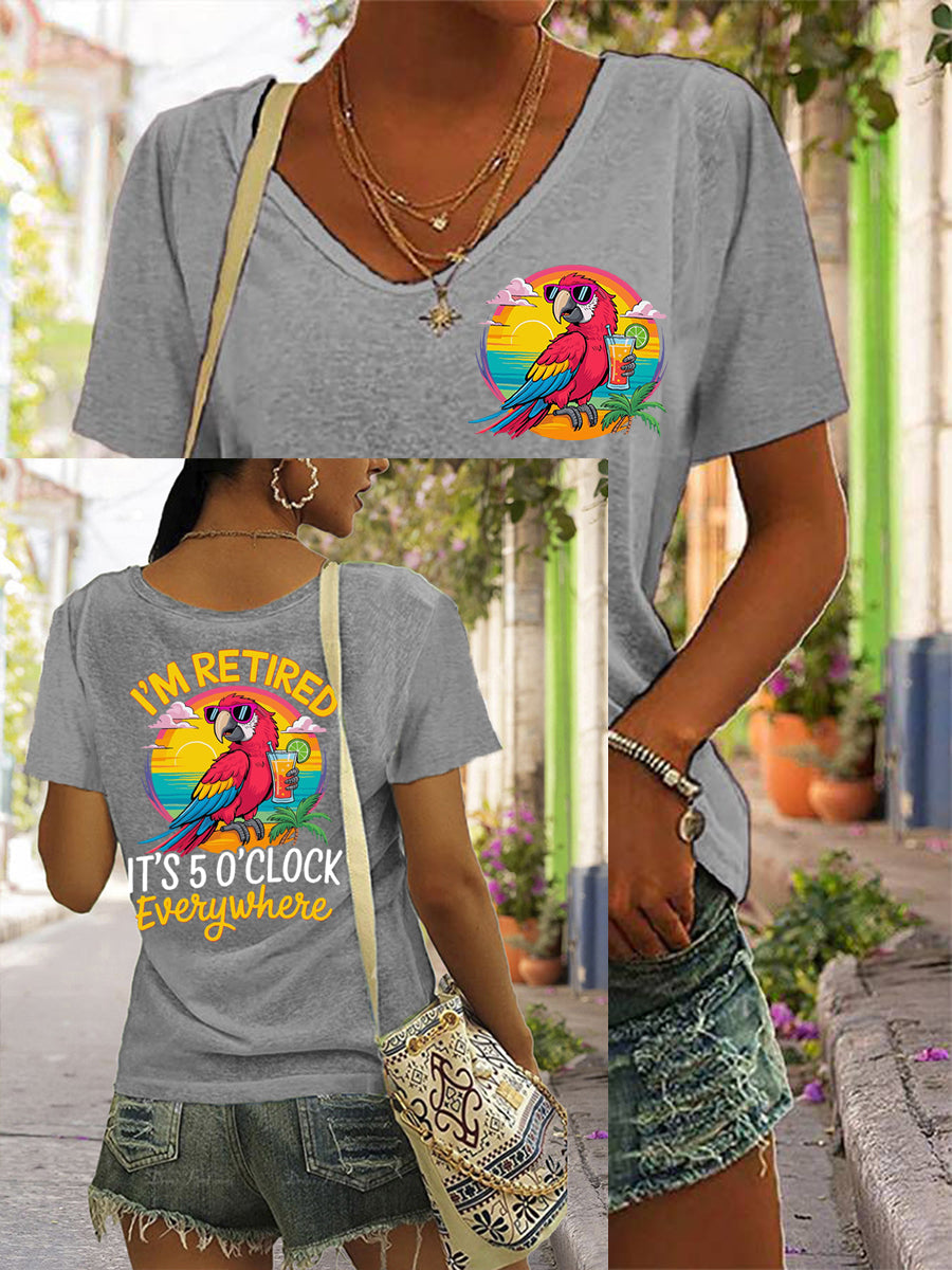 Camiseta casual con cuello en V y estampado de loro para mujeres con el mensaje «Estoy jubilada, son las 5 en todas partes»
