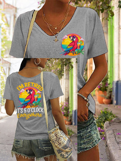 Camiseta casual con cuello en V y estampado de loro para mujeres con el mensaje «Estoy jubilada, son las 5 en todas partes»