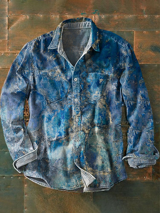 Impresión irregular de rocas de mar en una camisa casual de manga larga