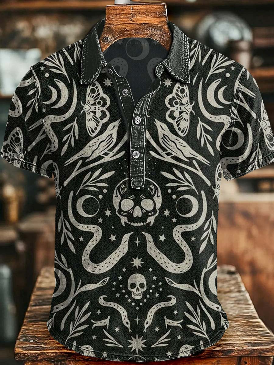 Polo de manga corta casual con estampado de tótem oscuro y misterioso
