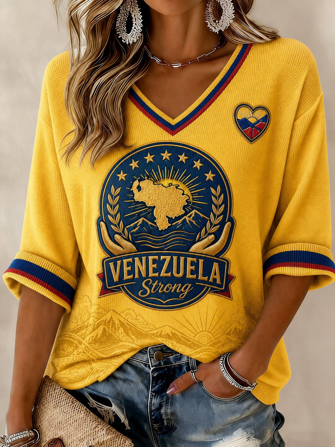 Camiseta de mujer con estampado «Venezuela fuerte», mangas a media altura y cuello en V