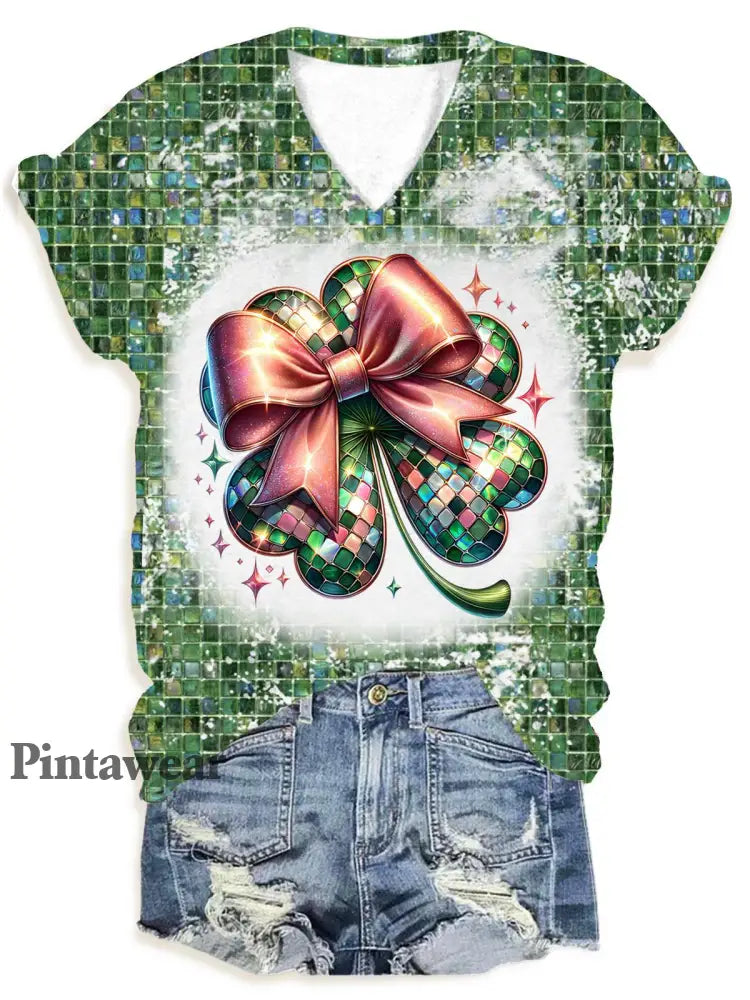 St Patrick’s Day Four Leaf Clover V-Neck T-Shirt multicolor / S Día de San Valentín